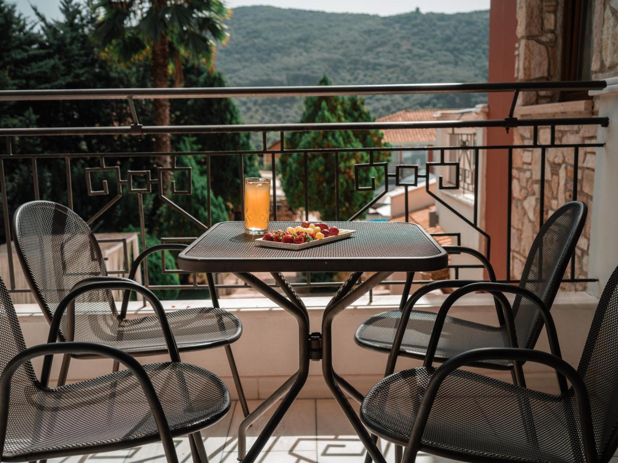 Family Room with Pool View,1539937366:JPEG